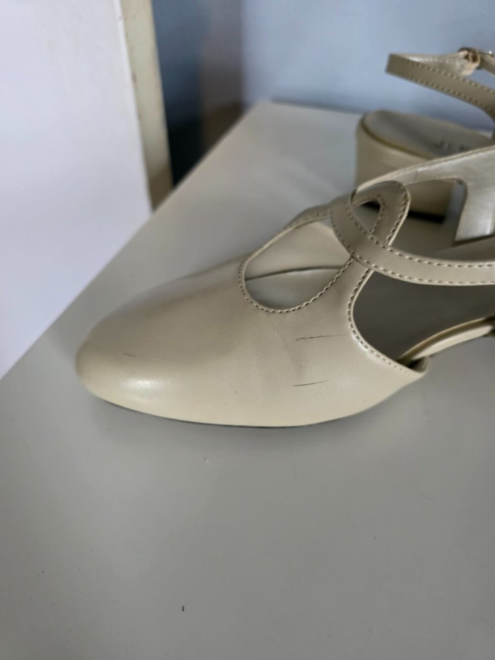 "JENNIE" Cream/Beige Cutout T-Strap Slingback Pumps. 7.5 - Picture 4 of 13